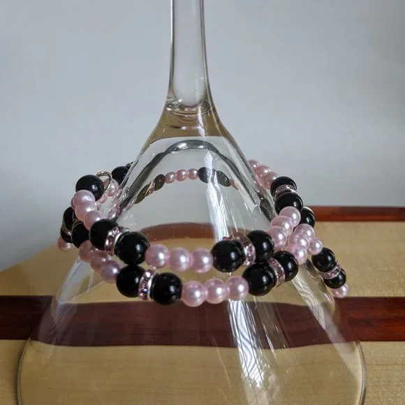 Black and pink beaded fashion memory wire bracelet - Picture 2 of 2